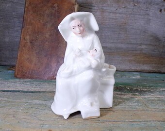 Statue religieuse française Encrier en porcelaine peinte à la main Sœur allaitant un bébé s413