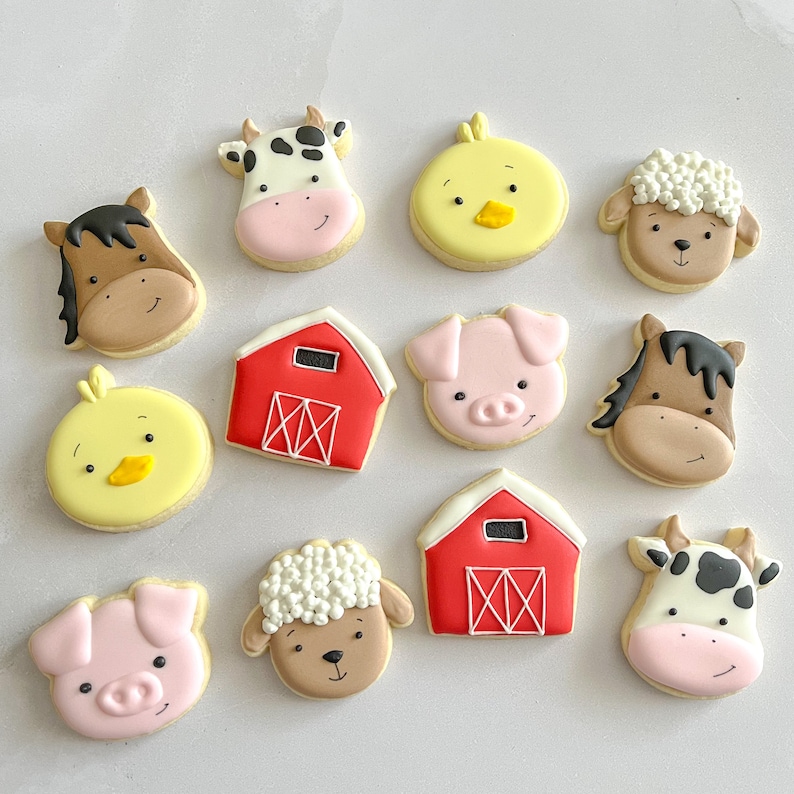 Puede incluir: Un conjunto de 12 galletas de az&uacute;car decoradas con animales de granja, graneros y pollitos. Las galletas est&aacute;n decoradas con glaseado de colores y detalles.