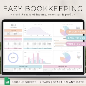 Puede incluir: Una pantalla de computadora portátil que muestra una hoja de cálculo de Google Sheets con un tablero de instrumentos colorido para realizar un seguimiento de los ingresos, los gastos y las ganancias durante cinco años. El tablero de instrumentos incluye gráficos, diagramas y tablas. El texto "EASY BOOKKEEPING" está en la parte superior de la pantalla, y el texto "GOOGLE SHEETS | 7 TABS | START ON ANY DATE" está en la parte inferior de la pantalla.