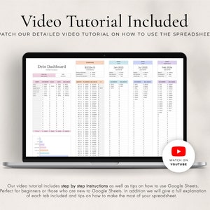 Może przedstawiać: Ekran laptopa wyświetlający arkusz kalkulacyjny Google Sheets zatytułowany "Panel zadłużenia". Arkusz zawiera sekcję z podsumowaniem, miesięcznymi saldami i wykresem. Na ekranie znajduje się r&oacute;wnież przycisk odtwarzania YouTube z tekstem "Oglądaj na YouTube".