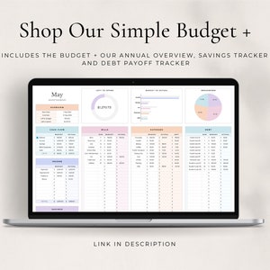 以下が含まれることがあります： ピンク、ブルー、ホワイトのカラーリングでデジタル予算プランナーを表示しているラップトップコンピューター。プランナーには、キャッシュフロー、請求書、費用、債務のセクションが含まれています。5月は強調表示されています。画像の上部には「Shop Our Simple Budget +」というテキストが表示されています。タイトルの下には「Includes the budget + our annual overview, savings tracker and debt payoff tracker」というテキストが表示されています。画像の下部には「Link in description」というテキストが表示されています。