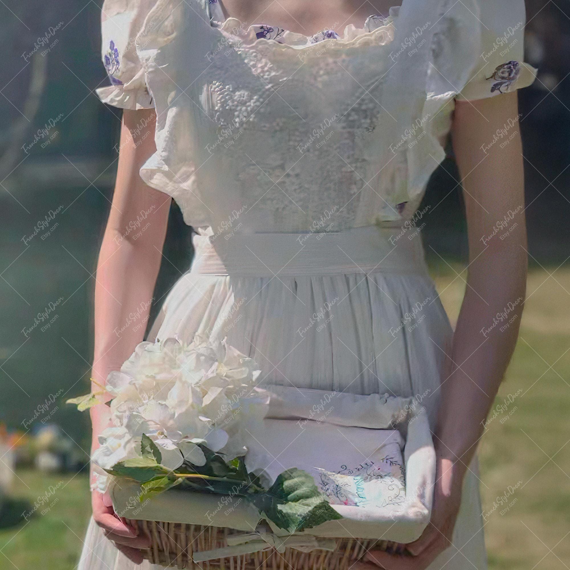 ホワイトコットンエプロン レース付き 刺繍入りホワイトコットンエプロン（レース付き）：フレンチメイド