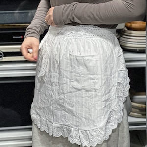 Kanten halfschort in Franse stijl: witte katoenen keukenschort met zakken