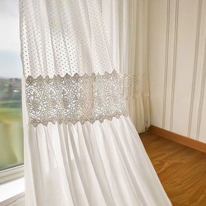 Durchsichtiger Vorhang im französischen Stil mit eleganten Spitzendetails, Shabby Chic-Spitzenvorhang, weiße schiere Fenstervorhänge, eleganter Wohnzimmervorhang