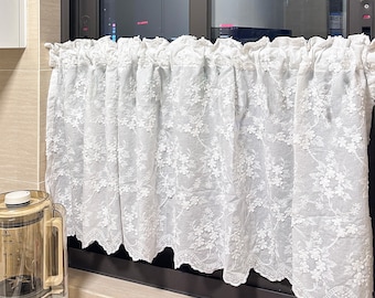 Rideau de cantonnière en coton brodé de fleurs blanches : décoration de cuisine élégante