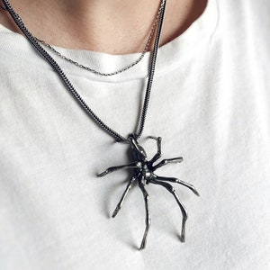 Silent Weaver - Talismá von Aranha in Prata de Lei, Joia Eskultual Gótica, hergestellt in Dark Artisan, Pesa Simbólica de Afirmaçño