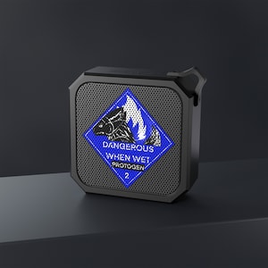 Protogen &quot;perigoso quando molhado&quot; aviso divertido projetado alto-falante Bluetooth externo Blackwater