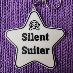 "10,5 cm ""Silent Suiter"" Schlüsselanhänger / Furry Schlüsselanhänger / Fursona Schlüsselanhänger / Fursuit Collar Dog Tag"