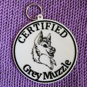 "10,5 cm ""zertifizierter grauer Muzzle"" Schlüsselanhänger / pelziger Schlüsselanhänger / Fursona Schlüsselanhänger / Fursuit Kragen Hundemarke / pelziges Abzeichen."