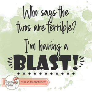 Puede incluir: Un fondo de acuarela verde con salpicaduras blancas. El texto "Who says the twos are terrible? I'm having a BLAST!" est&aacute; en negro. El texto "Pinecones & Petals Designs" est&aacute; en rosa con un peque&ntilde;o gr&aacute;fico de flores. El texto "SVG PNG JPG PDF DXF EPS" est&aacute; en negro.
