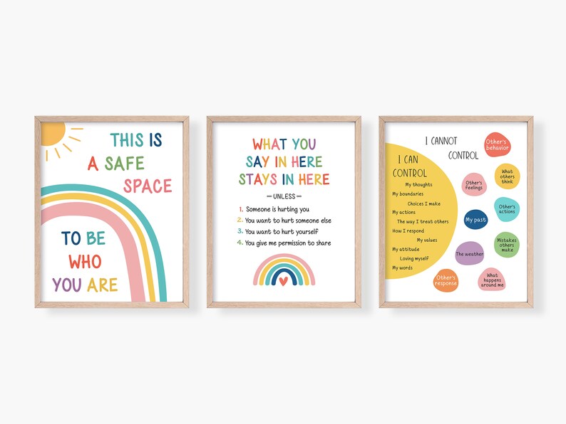 Pode incluir: Tr&ecirc;s cartazes coloridos com designs de arco-&iacute;ris e texto. O primeiro cartaz diz "Este &eacute; um espa&ccedil;o seguro para ser quem voc&ecirc; &eacute;". O segundo cartaz diz "O que voc&ecirc; diz aqui fica aqui - a menos que - 1. Algu&eacute;m esteja te machucando 2. Voc&ecirc; queira machucar outra pessoa 3. Voc&ecirc; queira se machucar 4. Voc&ecirc; me d&ecirc; permiss&atilde;o para compartilhar". O terceiro cartaz diz "Eu posso controlar: Meus pensamentos, Meus limites, As escolhas que fa&ccedil;o, Minhas a&ccedil;&otilde;es, A maneira como trato os outros, Como respondo, Meus valores, Minha atitude, Amar a mim mesmo, Minhas palavras. Eu n&atilde;o posso controlar: O comportamento dos outros, Os sentimentos dos outros, Meu passado, O clima, A resposta dos outros, O que acontece ao meu redor, O que os outros pensam, As a&ccedil;&otilde;es dos outros, Os erros que os outros cometem".