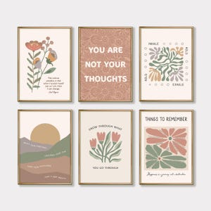 Puede incluir: Conjunto de seis impresiones de arte de pared imprimibles con citas inspiradoras y diseños florales abstractos en tonos de rosa, verde y marrón. Las citas incluyen "Tú no eres tus pensamientos", "Crece a través de lo que pasas", "Cosas que recordar", "La felicidad es un viaje, no un destino", "Relaja tu frente", "Desafloja tu mandíbula", "Deja caer tus hombros", "Respira hondo", y "Inhala, mantén, exhala".