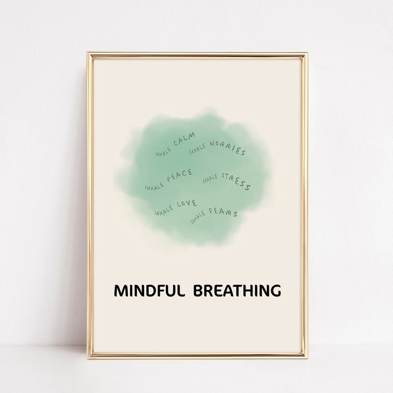 Op de afbeelding: Een ingelijst afdruk met een groene aquarelcirkel en de woorden "inhale calm, exhale worries, inhale peace, exhale stress, inhale love, exhale fears" rond de cirkel. De tekst "Mindful Breathing" staat onder de cirkel.