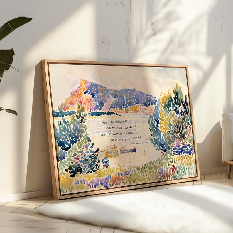 Puede incluir: Una pintura de acuarela enmarcada que presenta un paisaje colorido con monta&ntilde;as, agua y &aacute;rboles. La obra de arte incluye el texto: "WHAT LIES BEHIND US AND WHAT LIES BEFORE US ARE TINY MATTERS COMPARED TO WHAT LIES WITHIN US."