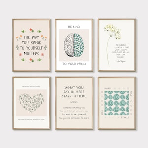 Op de afbeelding: Set van zes printbare wandkunstprints met inspirerende citaten en illustraties. De prints tonen een brein, een hart, een bloem en een cirkelpatroon. De citaten zijn: "De manier waarop je tegen jezelf praat, doet ertoe", "Wees aardig tegen je geest", "Wat je hier zegt, blijft hier, tenzij iemand je pijn doet", "De merkwaardige paradox is dat wanneer ik mezelf accepteer zoals ik ben, dan kan ik veranderen", "Wees geduldig met jezelf, niets in de natuur bloeit het hele jaar door", en "Inhalen, vasthouden, uitademen".