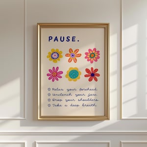 Peut inclure: Une affiche encadrée avec le mot "PAUSE" en bleu au-dessus de six illustrations florales colorées. En dessous, l'affiche comprend les instructions : "Détendez votre front. Détendez votre mâchoire. Baissez vos épaules. Respirez profondément."