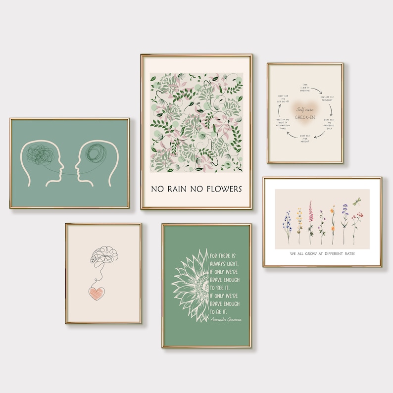 Op de afbeelding: Set van zes printbare wandkunstprints met groene en witte bloemenontwerpen, een citaat over moed, een zelfzorg-check-in-diagram, een lijntekening van twee hoofden met verwarde gedachten en een lijntekening van een brein dat met een hart is verbonden. De prints hebben een lichtgroene achtergrond en gouden frames.
