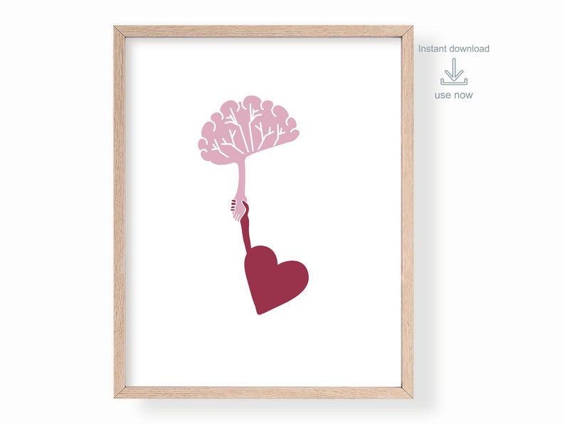 Puede incluir: Un &aacute;rbol en forma de cerebro rosa es sostenido por una mano con un coraz&oacute;n rojo en la parte inferior. La imagen est&aacute; en un marco de madera claro.