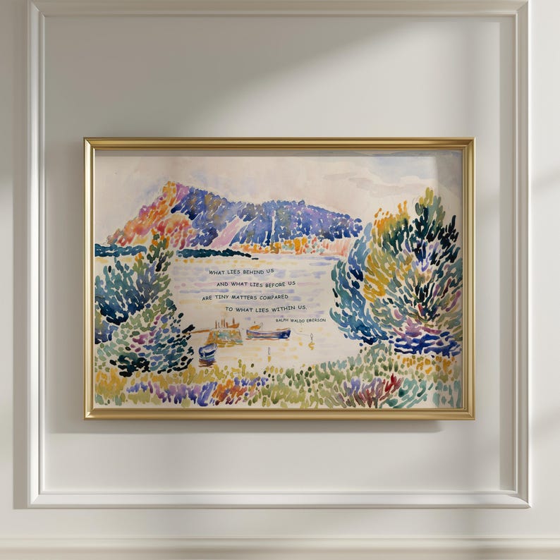 Puede incluir: Una pintura de paisaje en acuarela enmarcada con un marco dorado. La obra de arte representa una escena de lago con monta&ntilde;as al fondo y &aacute;rboles y arbustos coloridos en primer plano. El texto en la pintura dice: "WHAT LIES BEHIND US AND WHAT LIES BEFORE US ARE TINY MATTERS COMPARED TO WHAT LIES WITHIN US."