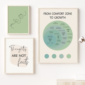 Op de afbeelding: Drie afdrukbare wandkunstprints met motiverende citaten en een diagram dat de voortgang van de comfortzone naar de groeizone laat zien. De eerste print heeft een groene achtergrond met een zwarte lijntekening van een doorlopende lijn. De tweede print heeft een perzikkleurige achtergrond met de tekst "Gedachten zijn geen feiten". De derde print heeft een beige achtergrond met een diagram van concentrische cirkels die de comfortzone, de angstzone, de leerzone en de groeizone voorstellen. Elke zone is gelabeld met zijn kenmerken en voordelen.