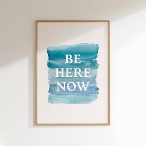 「Be Here Now」ポスター、メンタルヘルスプリント、セラピーオフィス装飾（青）、ポジティブアファメーション、グラウンディングウォールアート、瞑想アートプリント