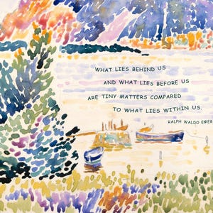 Puede incluir: Pintura a la acuarela de una escena costera con barcos y un muelle. La obra de arte presenta un texto de Ralph Waldo Emerson: "LO QUE HAY DETR&Aacute;S DE NOSOTROS Y LO QUE HAY DELANTE DE NOSOTROS SON ASUNTOS PEQUE&Ntilde;OS EN COMPARACI&Oacute;N CON LO QUE HAY DENTRO DE NOSOTROS."