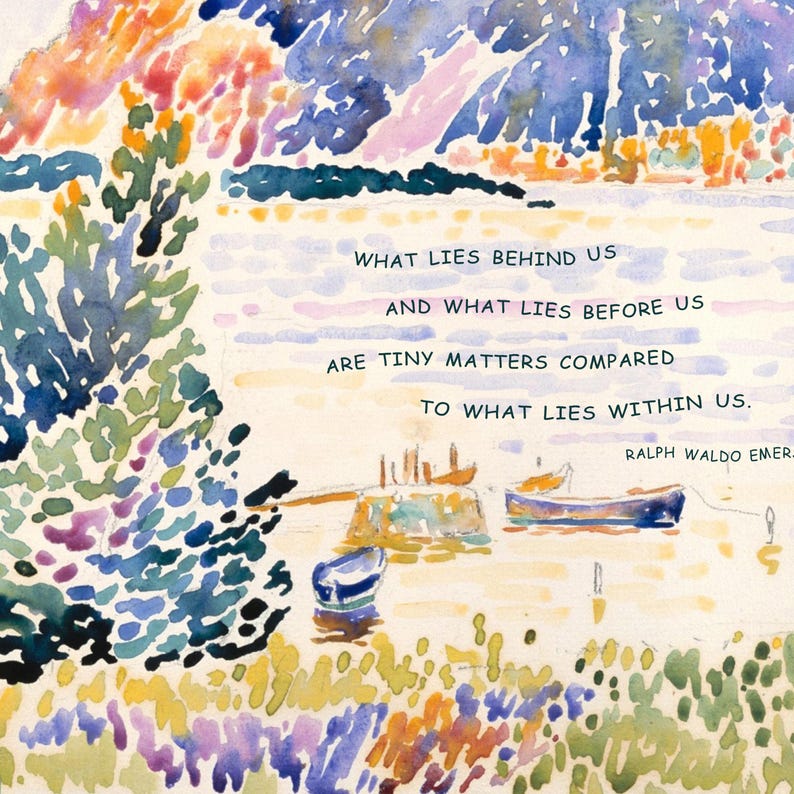 Puede incluir: Pintura a la acuarela de una escena costera con barcos y un muelle. La obra de arte presenta un texto de Ralph Waldo Emerson: "LO QUE HAY DETR&Aacute;S DE NOSOTROS Y LO QUE HAY DELANTE DE NOSOTROS SON ASUNTOS PEQUE&Ntilde;OS EN COMPARACI&Oacute;N CON LO QUE HAY DENTRO DE NOSOTROS."