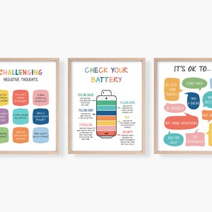 Pode incluir: Tr&ecirc;s cartazes imprim&iacute;veis coloridos com afirma&ccedil;&otilde;es positivas e dicas para lidar com pensamentos e emo&ccedil;&otilde;es desafiadoras. O primeiro cartaz &eacute; intitulado "Pensamentos negativos desafiadores" e apresenta uma grade de nove perguntas instigantes. O segundo cartaz &eacute; intitulado "Verifique sua bateria" e apresenta um &iacute;cone de bateria com diferentes n&iacute;veis de energia, cada um com uma descri&ccedil;&atilde;o correspondente. O terceiro cartaz &eacute; intitulado "Est&aacute; tudo bem..." e apresenta uma s&eacute;rie de bal&otilde;es de fala coloridos com afirma&ccedil;&otilde;es positivas, como "Ser menos que perfeito", "Come&ccedil;ar de novo", "Fazer uma pausa" e "Cometer erros".