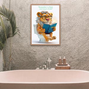 Zabawny obraz przedstawiający lwa w łazience, 16 x 24 cale, gotowy do natychmiastowego pobrania wydruk x 3 | Zabawny cytat „Pamiętaj o spłukaniu i zachowaniu świeżości”