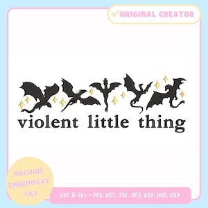 Könnte beinhalten: Ein weißer Hintergrund mit einem Design aus schwarzen Drachensilhouetten und goldenen Sternakzenten. Der Satz „violent little thing“ steht unter den Drachen. Die Worte „MACHINE EMBROIDERY FILE“ stehen in einem Kreis.
