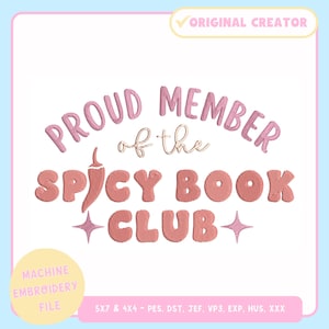 Può includere: Un file di ricamo a macchina con la scritta "PROUD MEMBER of the SPICY BOOK CLUB" in rosa e corallo. Il design include accenti di stelle e una grafica a forma di peperoncino. Le parole "ORIGINAL CREATOR" sono in alto.