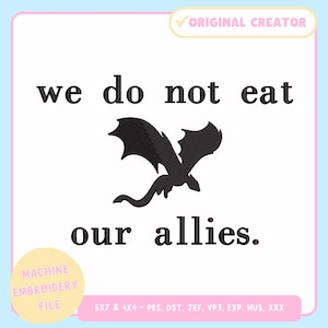 Könnte beinhalten: Maschinenstickdatei mit dem Text "we do not eat our allies" und einer schwarzen Drachensilhouette. Das Design befindet sich auf weißem Hintergrund mit einem hellrosa Rand und einem gelben "Original Creator"-Siegel.
