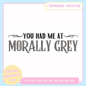 Könnte beinhalten: Ein weißer Hintergrund mit dem gestickten Text "YOU HAD ME AT MORALLY GREY" in Dunkelgrau. Das Bild enthält auch den Text "MACHINE EMBROIDERY FILE" und "ORIGINAL CREATOR". Datei für Maschinenstickerei.