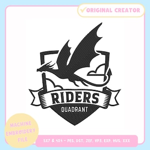 Può includere: Silhouette nera di un drago con le ali spiegate, sopra le parole "RIDERS" e "QUADRANT" su uno stendardo. Il design è un file di ricamo a macchina, con il testo "ORIGINAL CREATOR" e "MACHINE EMBROIDERY FILE".