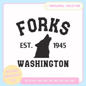 Puede incluir: Diseño de bordado a máquina en blanco y negro con la palabra "FORKS" sobre una silueta de lobo aullando, con "EST. 1945" y "WASHINGTON" debajo. El diseño está sobre un fondo blanco con un borde rosa claro. Incluye el texto "MACHINE EMBROIDERY FILE".
