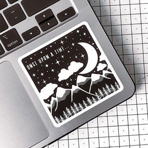 Once Upon A Time In The Mountains-sticker · Zwart-wit mat · Holografisch · Vierkante sticker · Waterdicht