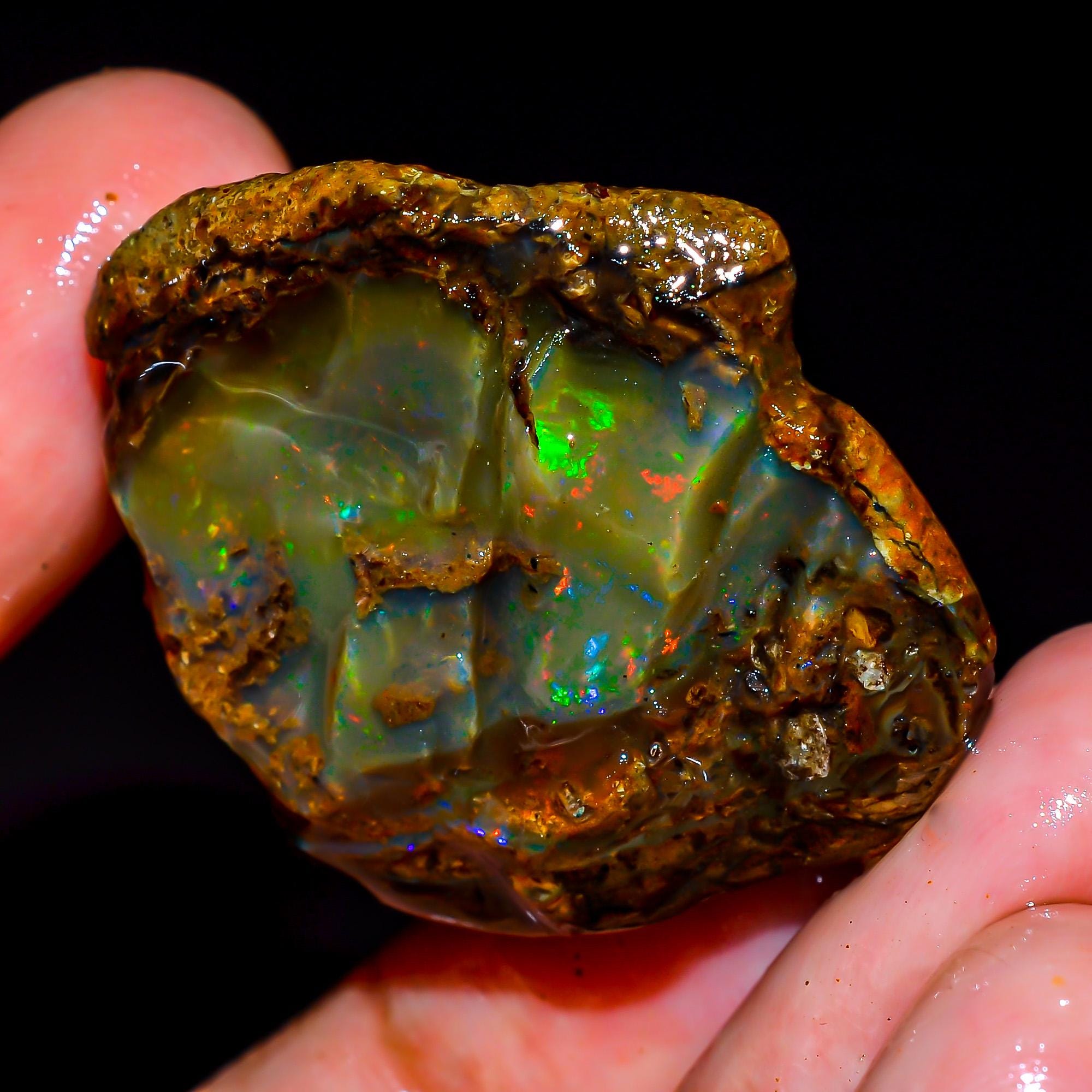 華やかなファイアーエチオピアンオパール原石、マルチファイアー