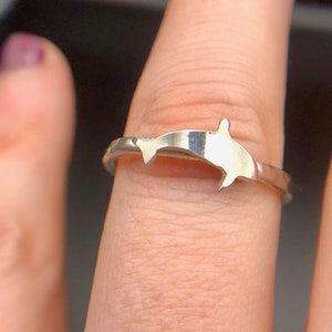 925 Silber Delfin Ring mit gehämmertem Band, Schweinswal Ozean Schmuck aus recyceltem Silber