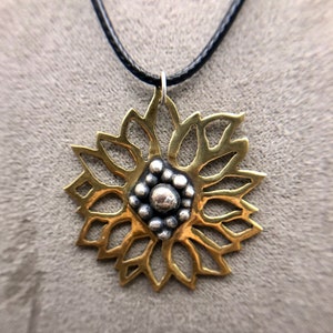 Sonnenblume Anhänger aus Messing und Sterling Silber, hergestellt aus recycelten Metallen, perfekt für den Muttertag