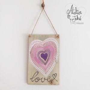 Corazón arcoiris love, cartel decorativo en madera reciclada, decoración sostenible.