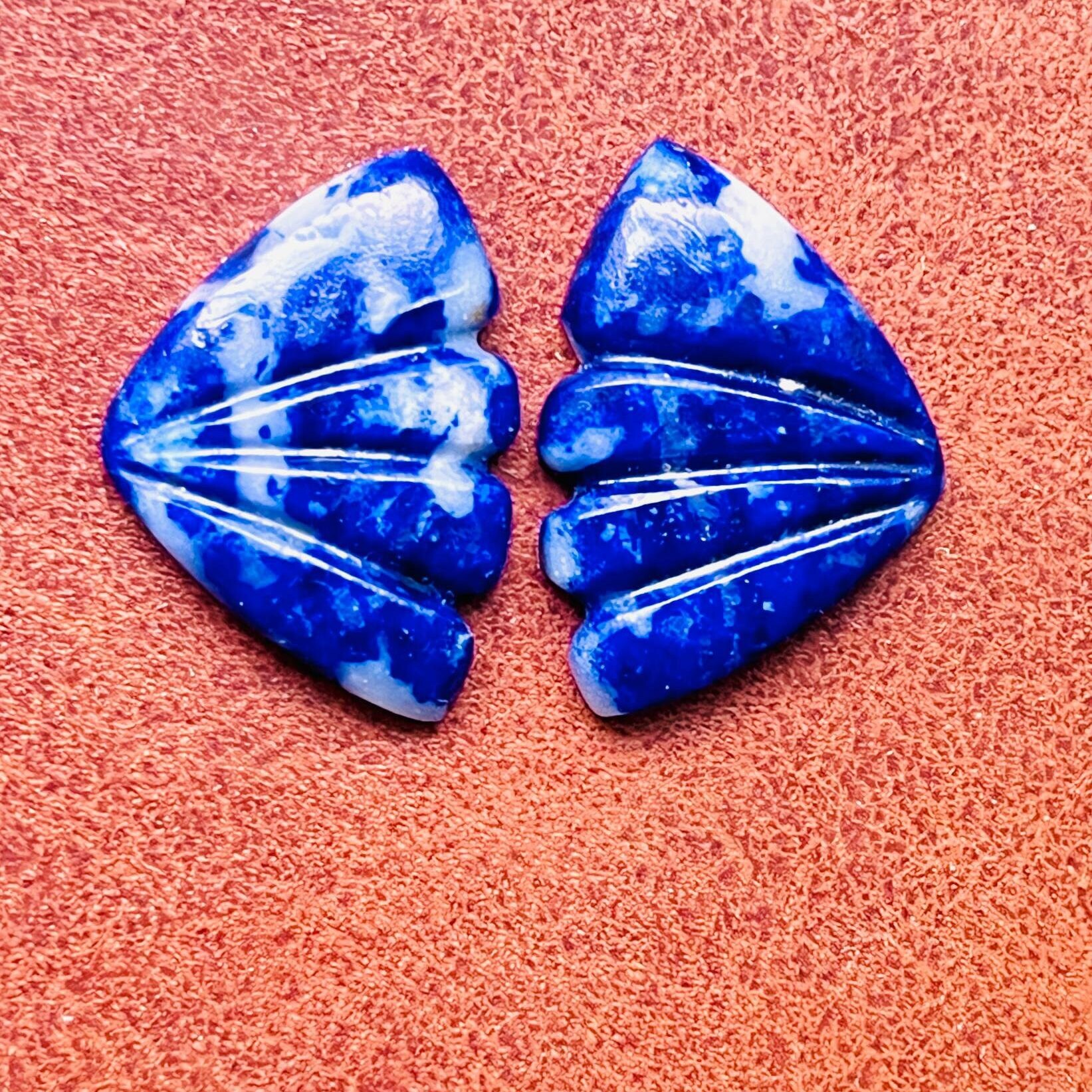 彫刻されたラピスラズリの蝶の羽のペア：ルースジェムストーン