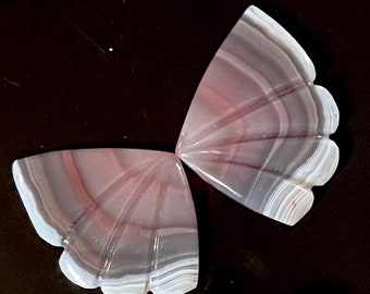 彫刻されたラピスラズリの蝶の羽根のペア：ルースジェムストーン