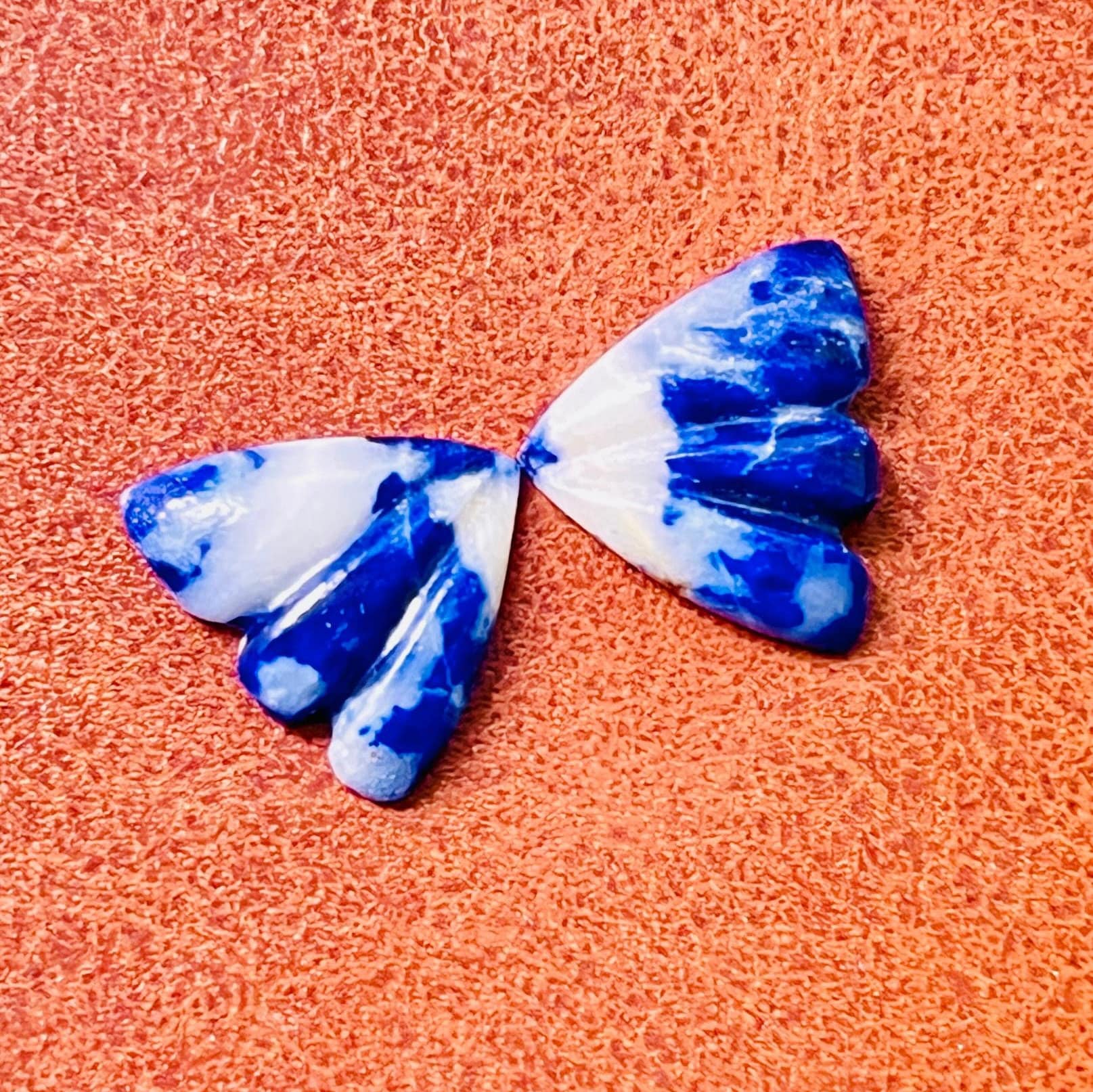 彫刻されたラピスラズリの蝶の羽根のペア：ルースジェムストーン