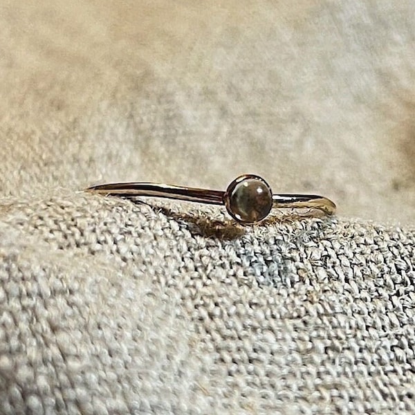 Natuurlijke bergkristal ring, fijne gouden stapelring, april geboortesteen, minimalistische stapelring, heldere edelsteen, cadeau voor haar