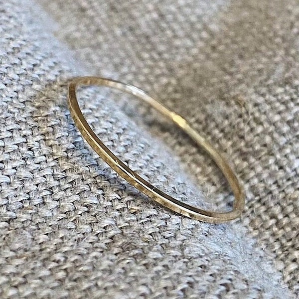 Minimalistische gouden ring, fijne elegante stapelring, torsdraad, 14K goud gevulde ring, cadeau voor haar, eenvoudig design, cadeau vrouw
