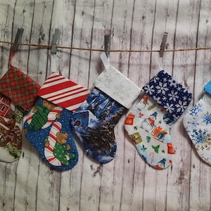 Medias pequeñas: casa de campo y caballos, osos de peluche, pueblo de invierno, muñecos de nieve, copos de nieve, árboles de Navidad, portatarjetas de regalo