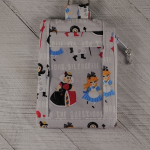 Bolsa de identificação inspirada na Disney/porta-identidade Alice no país das maravilhas, rainha de copas