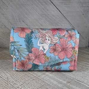 Mini Cartera de Mano Neceser hecha con Tela con Licencia de Disney La Sirenita, Princesas Disney, Ariel, Flores Tropicales