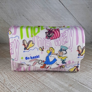 Mini billetera de mano necesaria hecha con tela con licencia de Disney Alicia en el país de las maravillas, princesas de Disney, gato de Cheshire, Sombrerero Loco, ¡Por aquí!