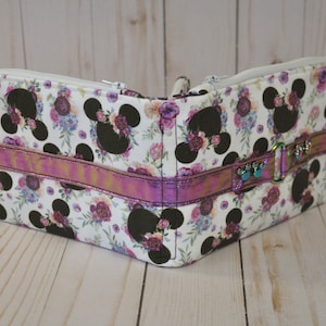Pochette à deux volets inspirée de Disney, oreilles de souris à fleurs violettes avec accessoires arc-en-ciel